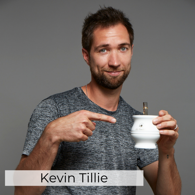 Kevin Tillie, Membre de l'équipe de France de volley-ball, en train de boire un maté dans sa calebasse blanche La Bombilla
