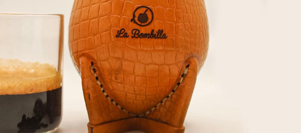 Photo d'une calebasse à maté impériale à coté d'une tasse de café